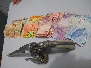 Arma do crime e dinheiro recuperados