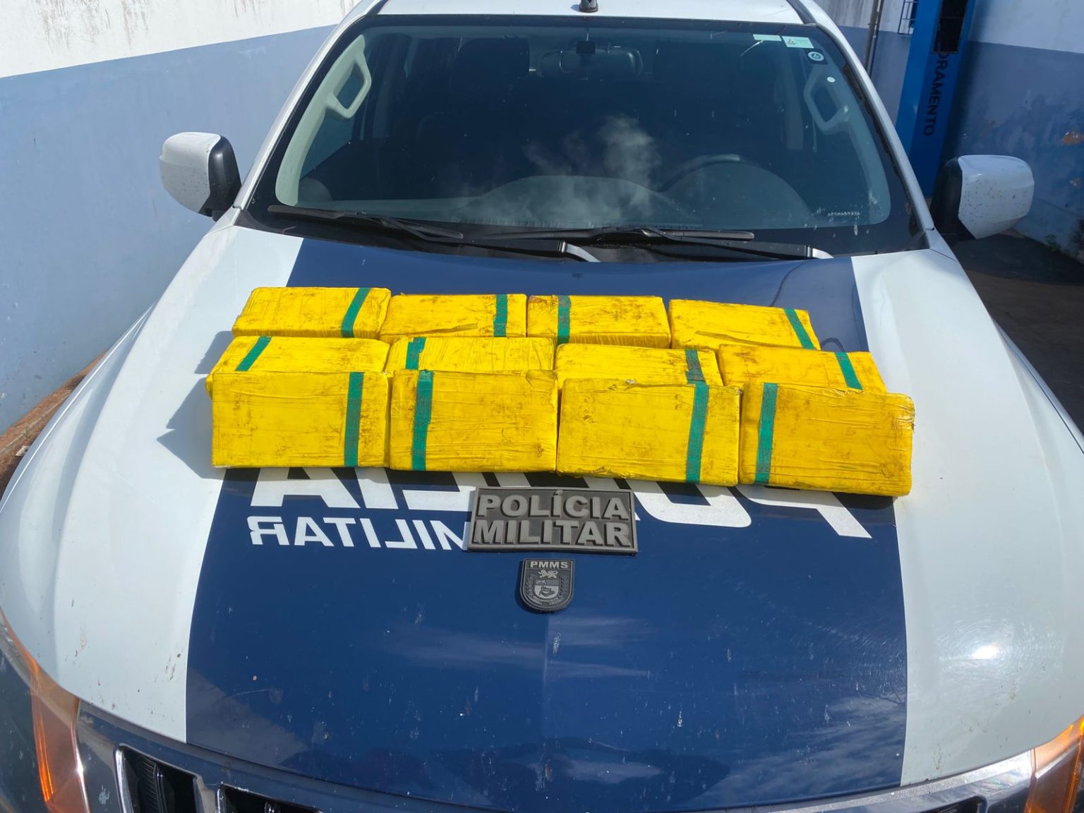 Polícia Militar apreende cocaína em fundo falso