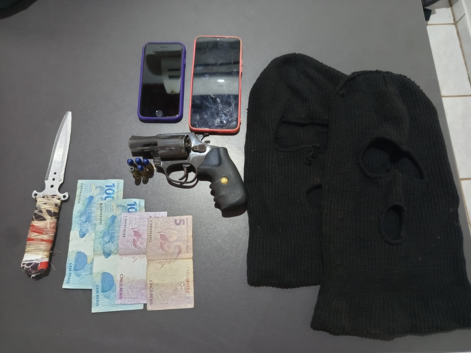 Polícia Militar prende autores, apreendem arma e recuperam motocicletas furtadas na zona rural de Alcinópolis