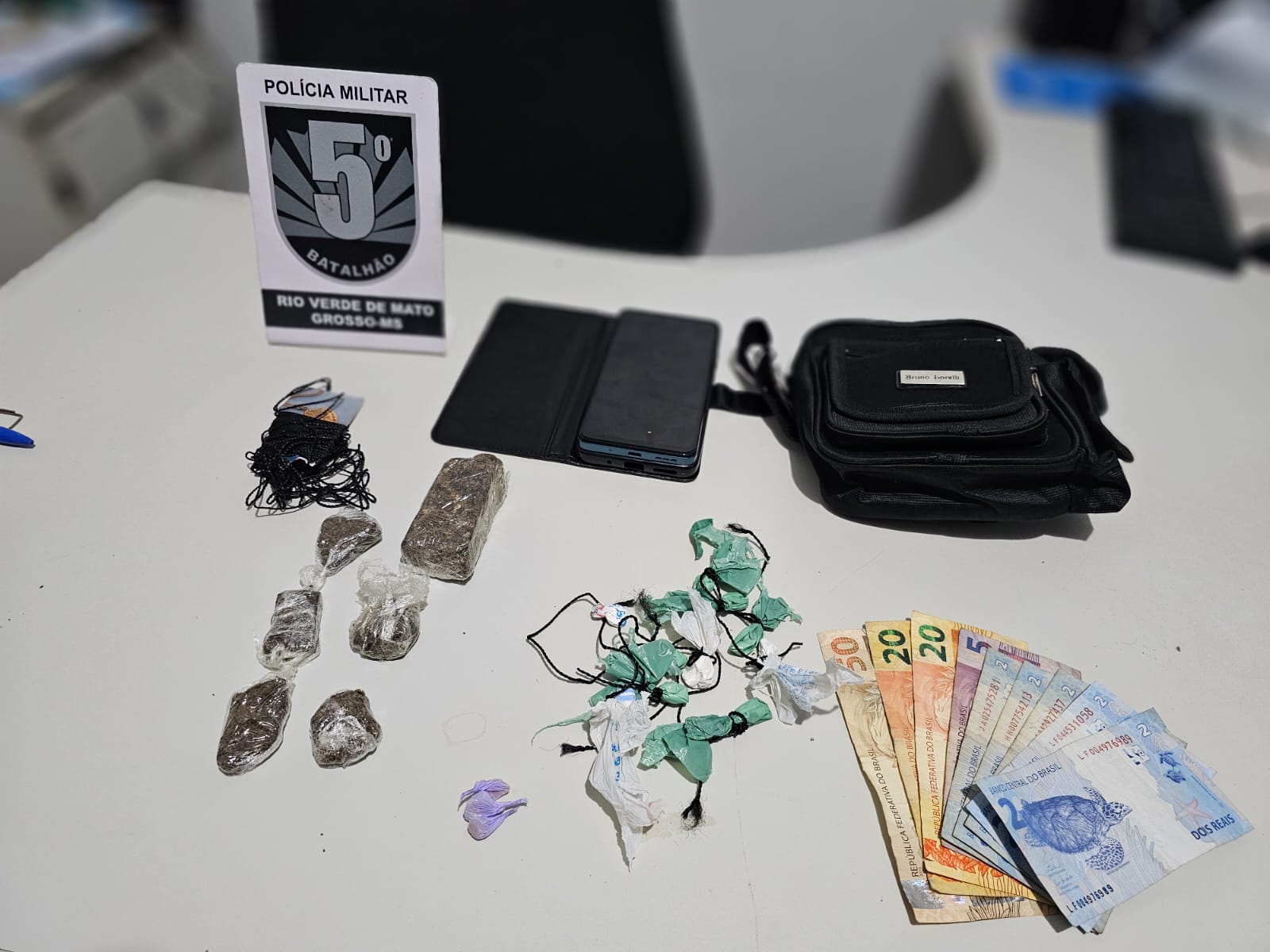 Polícia Militar desarticula ponto de tráfico de drogas e prende dois autores em Rio Verde Polícia Militar desarticula ponto de tráfico de drogas e prende dois autores em Rio Verde