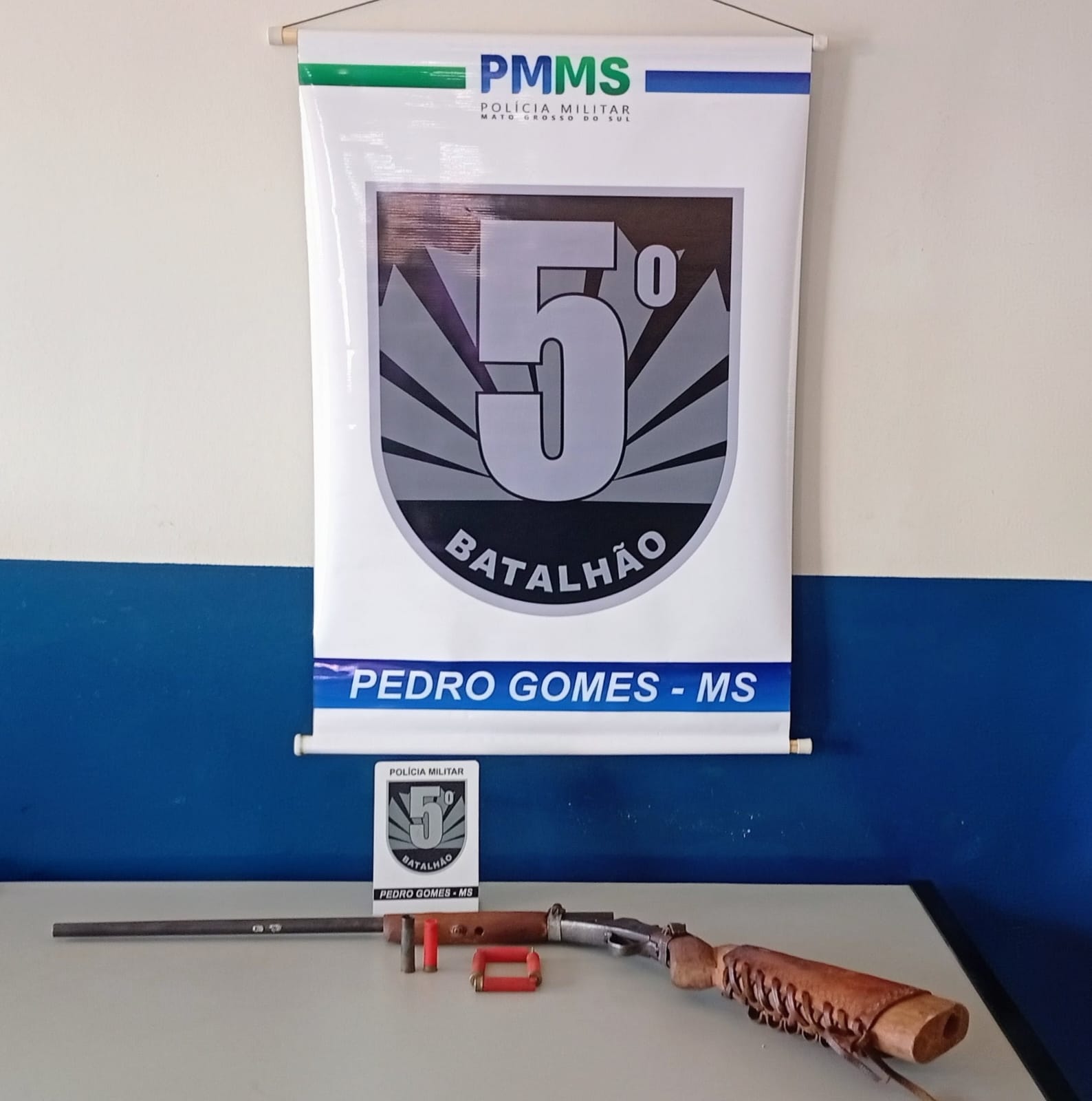 Polícia Militar prende homem por furto e porte ilegal de arma de fogo em Pedro Gomes Polícia Militar prende homem por furto e porte ilegal de arma de fogo em Pedro Gomes