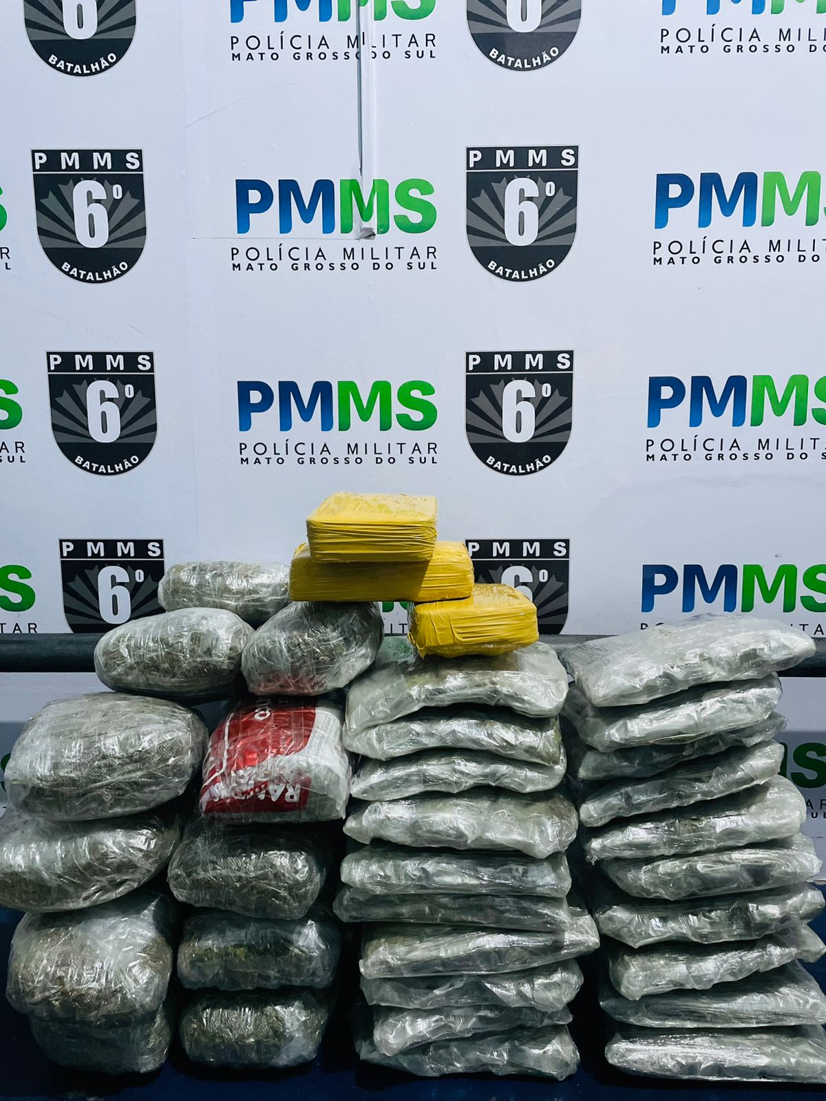 Polícia Militar no Posto Lampião Aceso: Quatro passageiros são detidos por tráfico de drogas em ônibus Polícia Militar no Posto Lampião Aceso: Quatro passageiros são detidos por tráfico de drogas em ônibus
