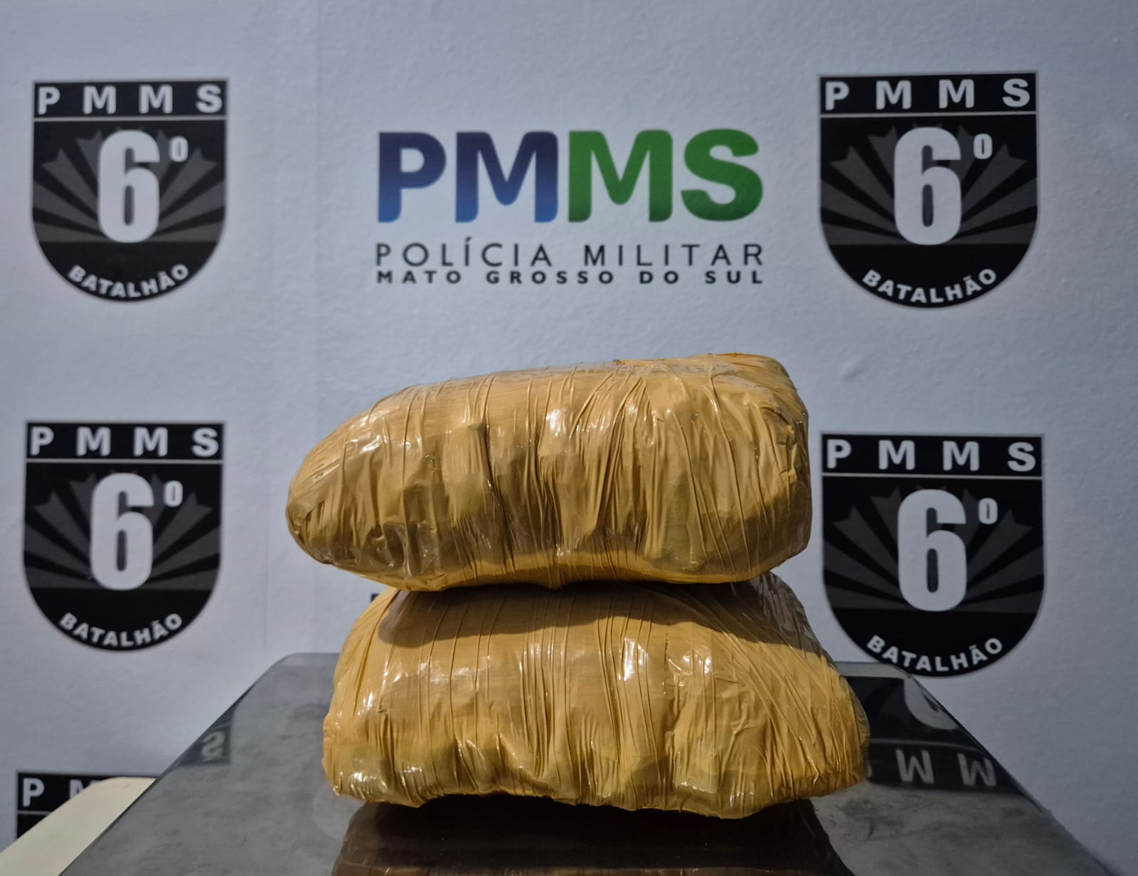 Polícia Militar no Posto Lampião Aceso: Mulher de 22 anos é presa por tráfico de drogas em veículo de passageiros Polícia Militar no Posto Lampião Aceso: Mulher de 22 anos é presa por tráfico de drogas em veículo de passageiros