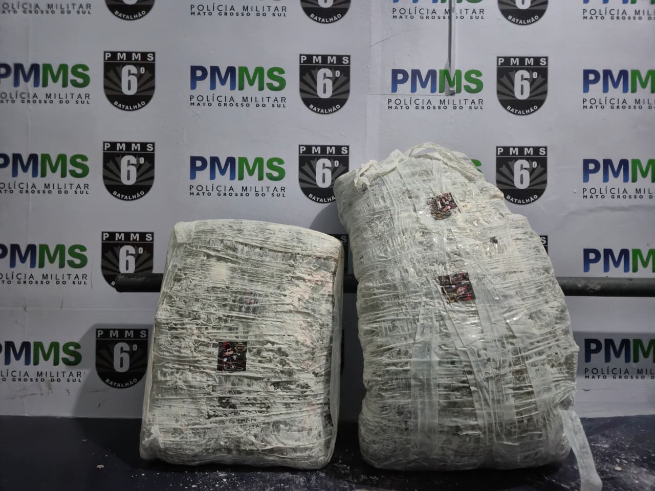 Polícia Militar e PRF no Posto Lampião Aceso: Mulher de 26 anos é presa por tráfico de drogas em ônibus Polícia Militar e PRF no Posto Lampião Aceso: Mulher de 26 anos é presa por tráfico de drogas em ônibus