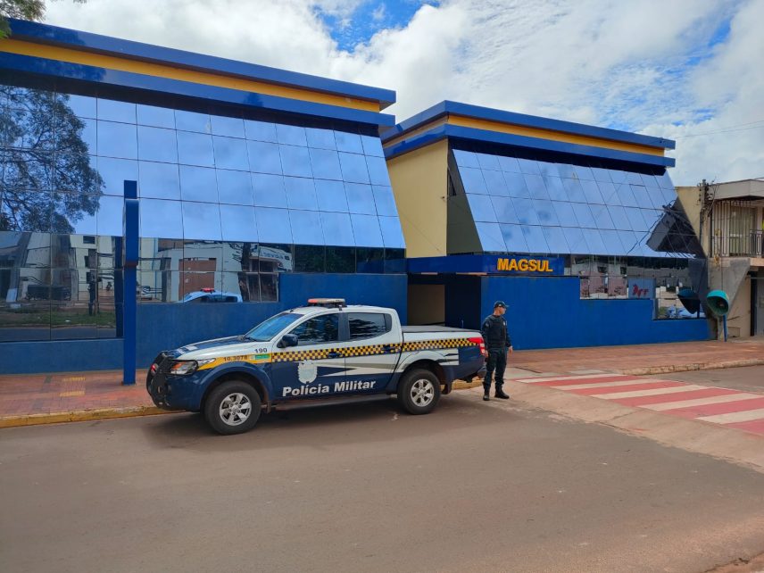 Comando do 4º BPM reforça policiamento nas escolas públicas e particulares em Ponta Porã Comando do 4º BPM reforça policiamento nas escolas públicas e particulares em Ponta Porã